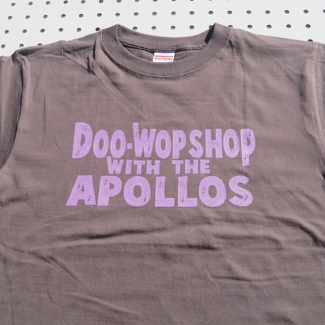 THE APOLLOS / DOO-WOP SHOP Tee（チャコール×ピンク）