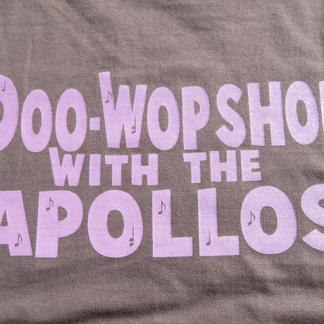 THE APOLLOS / DOO-WOP SHOP Tee（チャコール×ピンク）