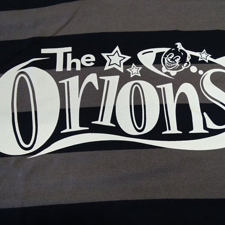 The ORIONS / O-LOGOボーダー Tee A（チャコール×ブラック）