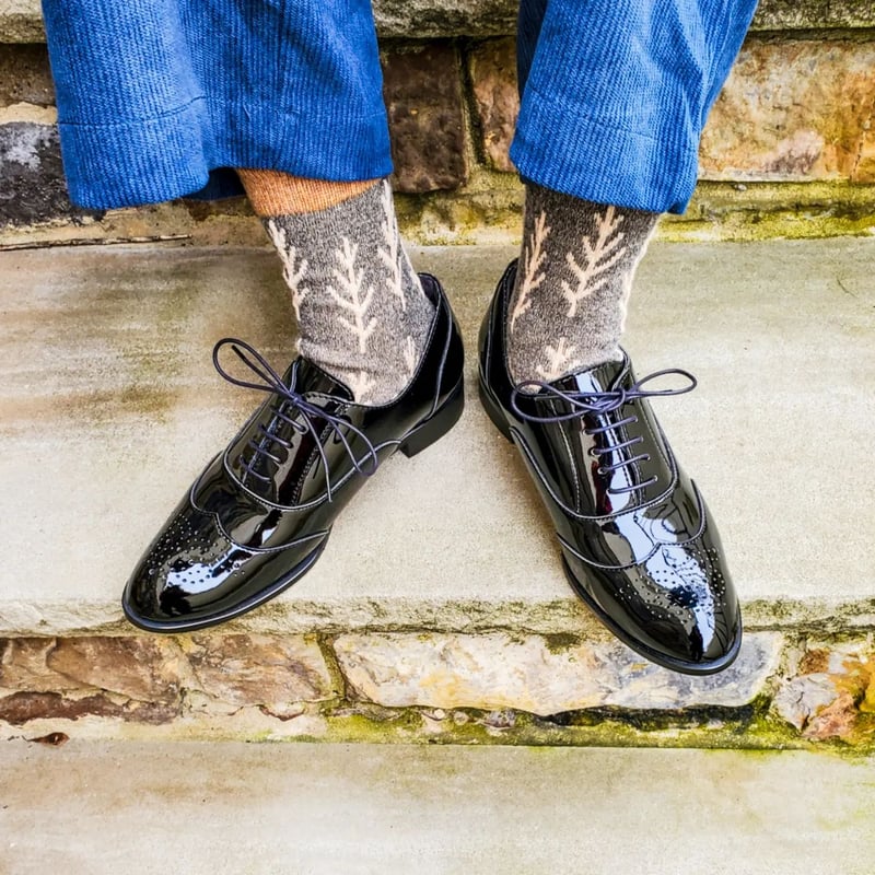 SM30ブラックエナメルアーモンドトゥレースアップシューズ | September