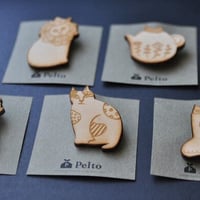 木のネコのブローチ【送料込】