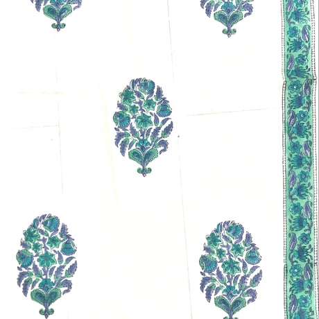 【50cm単位】ホワイトブルーグリーン大柄　片耳ボーダー付き　インド　ハンドブロックプリント生地　テキスタイル  コットン