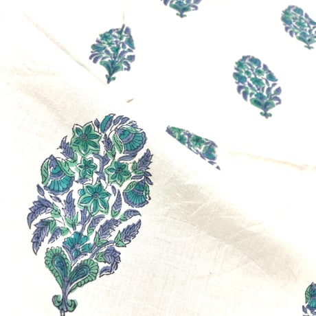 【50cm単位】ホワイトブルーグリーン大柄　片耳ボーダー付き　インド　ハンドブロックプリント生地　テキスタイル  コットン