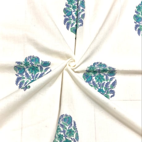 【50cm単位】ホワイトブルーグリーン大柄　片耳ボーダー付き　インド　ハンドブロックプリント生地　テキスタイル  コットン