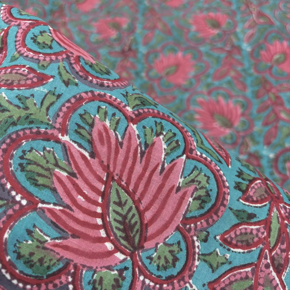 50cm単位】ブルーグリーンピンクレッドフラワー ややハリあり インド