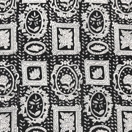 【50cm単位】ブラックオフホワイトフレームモチーフバグルー　インド綿　ハンドブロックプリント生地　コットン