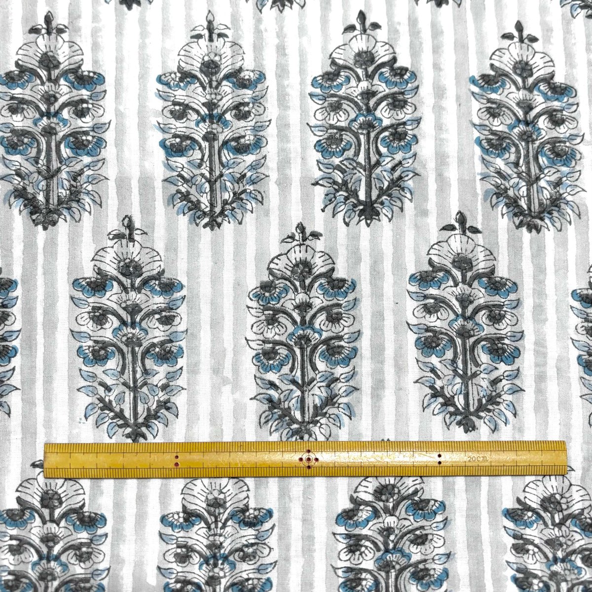 50cm単位】ホワイトグレーストライプブルーミディアムフラワー インド