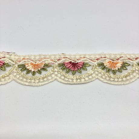 【50cm単位】ホワイト扇型レッドイエロー　インド刺繍リボンハンドメイド材料　りぼん素材
