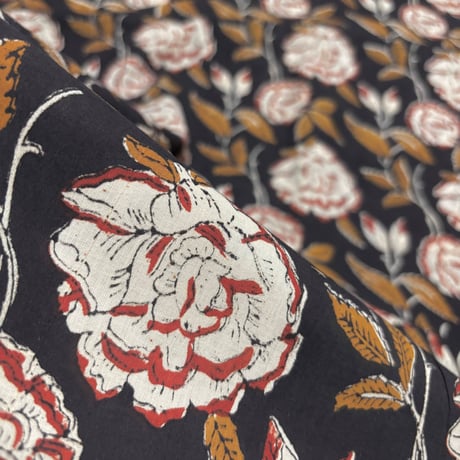 アウトレット商品【50cm単位】ブラックレッドオフホワイトふわふわフラワーバグルー染め　インド　ハンドブロックプリント生地　テキスタイル  コットン