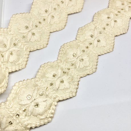 【50cm単位】きなりホワイト六角形　インド刺繍リボン　ハンドメイド材料　りぼん素材
