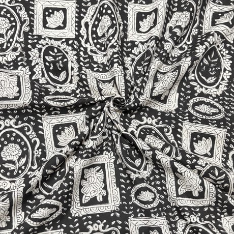 【50cm単位】ブラックオフホワイトフレームモチーフバグルー　インド綿　ハンドブロックプリント生地　コットン