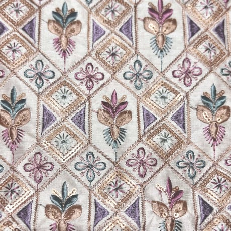 【⚠️10cm単位(50cm以上)】ホワイト　ひし形　インド刺繍生地　ハンドメイド素材