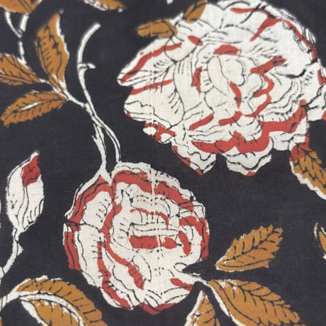 アウトレット商品【50cm単位】ブラックレッドオフホワイトふわふわフラワーバグルー染め　インド　ハンドブロックプリント生地　テキスタイル  コットン