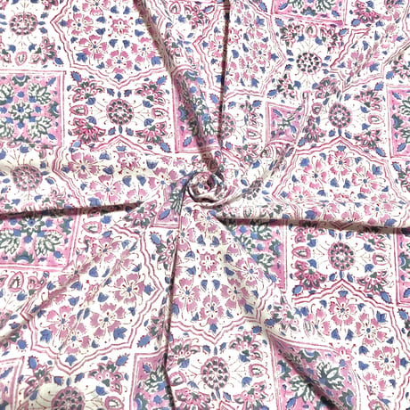【50cm単位】ホワイトピンクスクエアブルーフラワーリーフ　インド　ハンドブロックプリント生地　テキスタイル  コットン