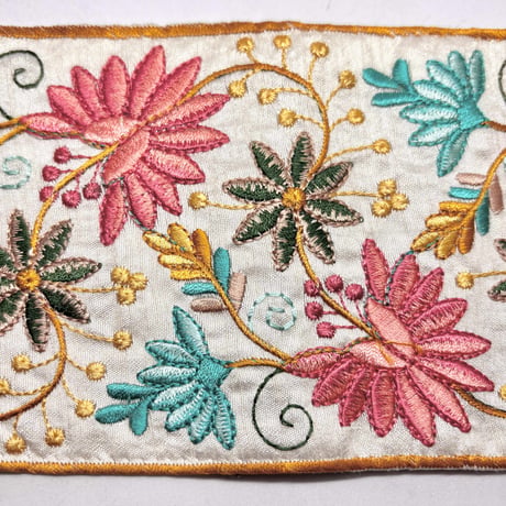 【50cm単位】サーモンピンクフラワー×ホワイト　幅広　インド刺繍リボン　ハンドメイド材料