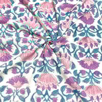 【50cm単位】ホワイトピンクパープルフラワー　インド　ハンドブロックプリント生地　テキスタイル  コットン