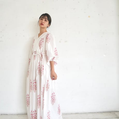 【即納サンプル】E. ホワイトくすみマルーンフラワー大柄　前後で楽しむカシュクールワンピース