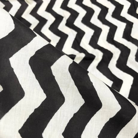 【50cm単位】ブラックオフホワイトジグザグ　スクリーンプリント　インド　テキスタイル　コットン　綿　生地