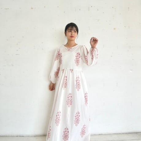 【即納サンプル】E. ホワイトくすみマルーンフラワー大柄　前後で楽しむカシュクールワンピース