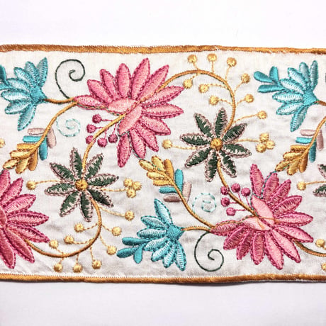 【50cm単位】サーモンピンクフラワー×ホワイト　幅広　インド刺繍リボン　ハンドメイド材料