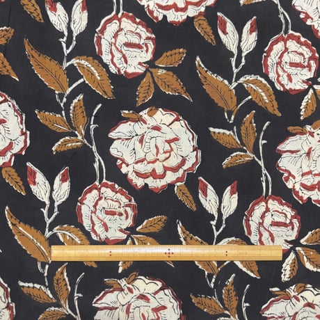 アウトレット商品【50cm単位】ブラックレッドオフホワイトふわふわフラワーバグルー染め　インド　ハンドブロックプリント生地　テキスタイル  コットン