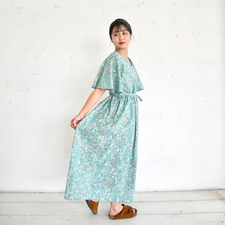 【即納サンプル】F. コバルトグリーンブルーグレーフラワー　フレアスリーブのカシュクールワンピース