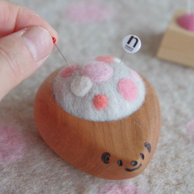 ハリネズミの羊毛ピンクッション ふわふわ水玉 水色 / ピンク | noco