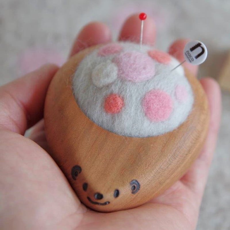 ハリネズミの羊毛ピンクッション ふわふわ水玉 水色 / ピンク | noco