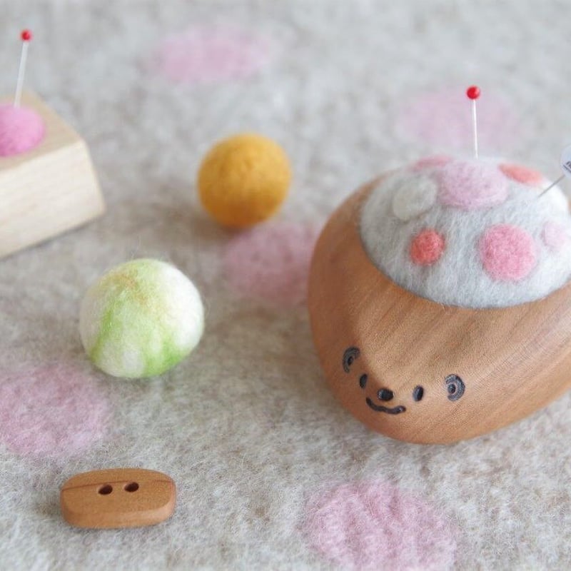 ハリネズミの羊毛ピンクッション ふわふわ水玉 水色 / ピンク | noco