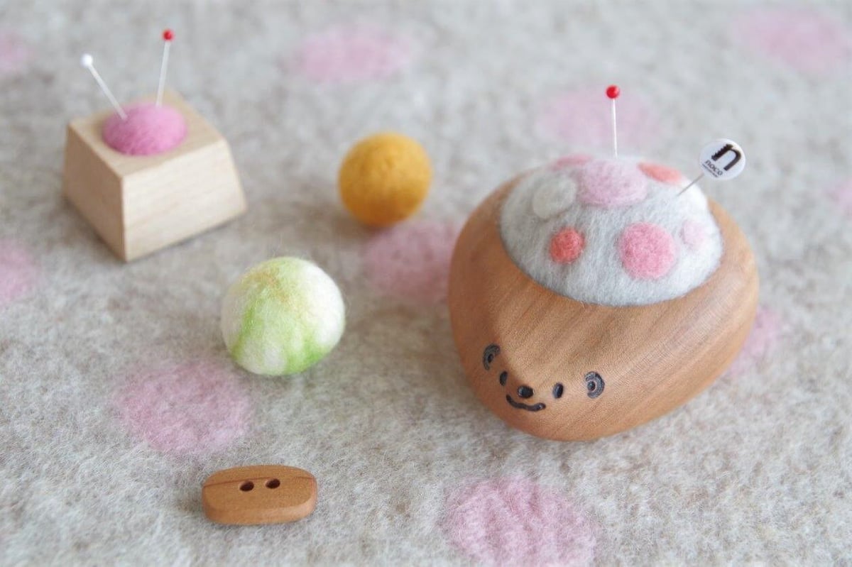 ハリネズミの羊毛ピンクッション ふわふわ水玉 水色 / ピンク | noco