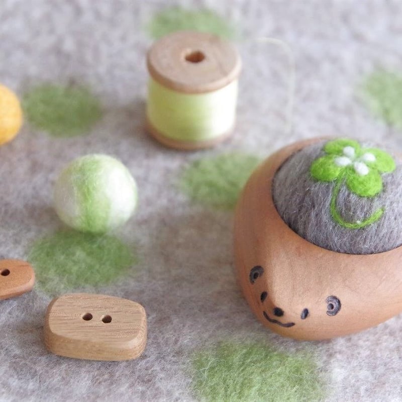 ピンクッション　針山　ハリネズミ　アンティーク　ヴィンテージ　ビンテージ ハリネズミの羊毛ピンクッション 【針山】 四つ葉のクローバー