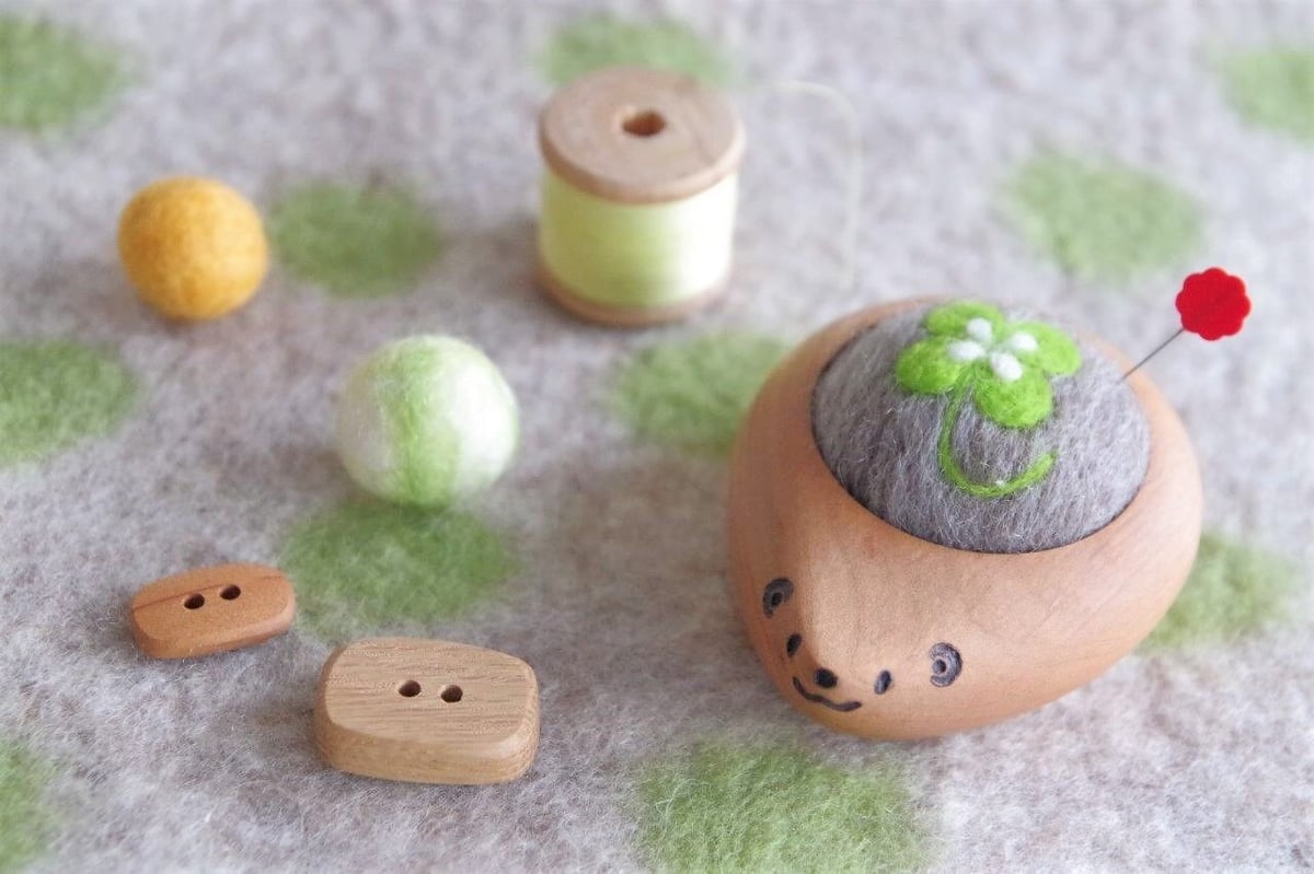 ハリネズミの羊毛ピンクッション 【針山】 四つ葉のクローバー | noco