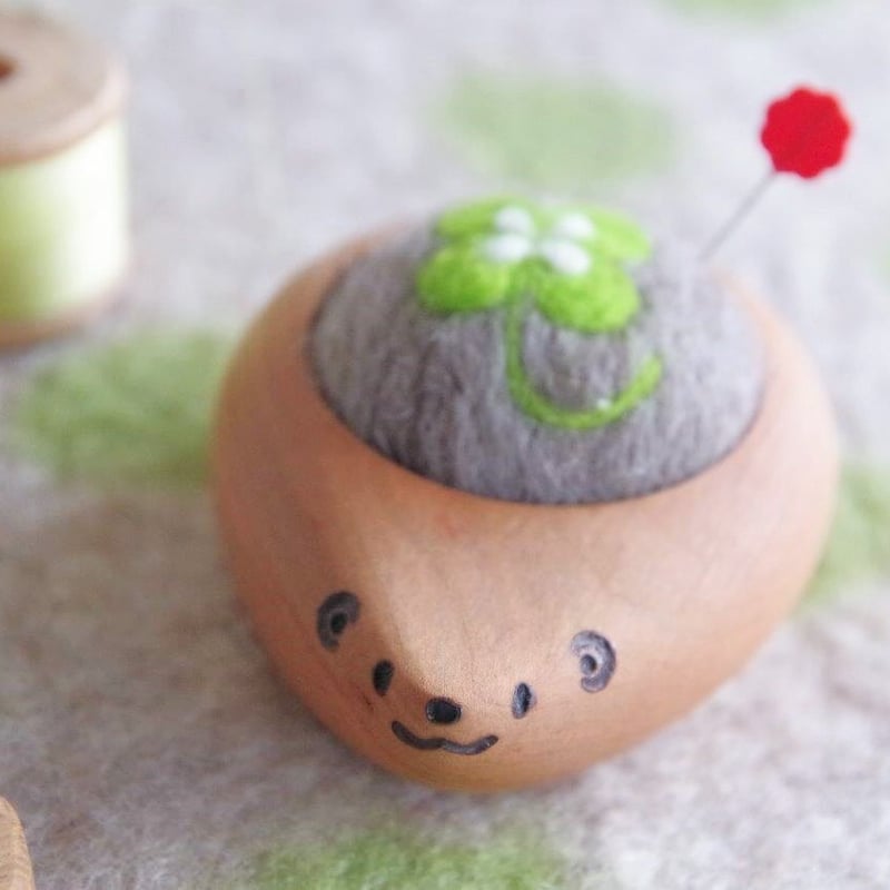 ハリネズミの羊毛ピンクッション 【針山】 四つ葉のクローバー | noco