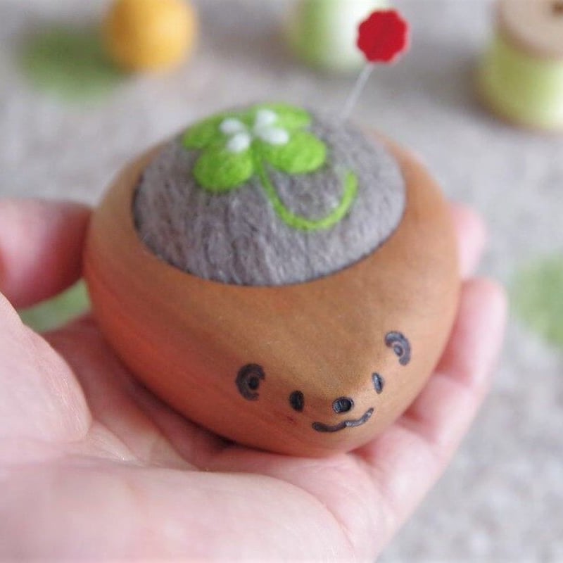ハリネズミの羊毛ピンクッション 【針山】 四つ葉のクローバー | noco