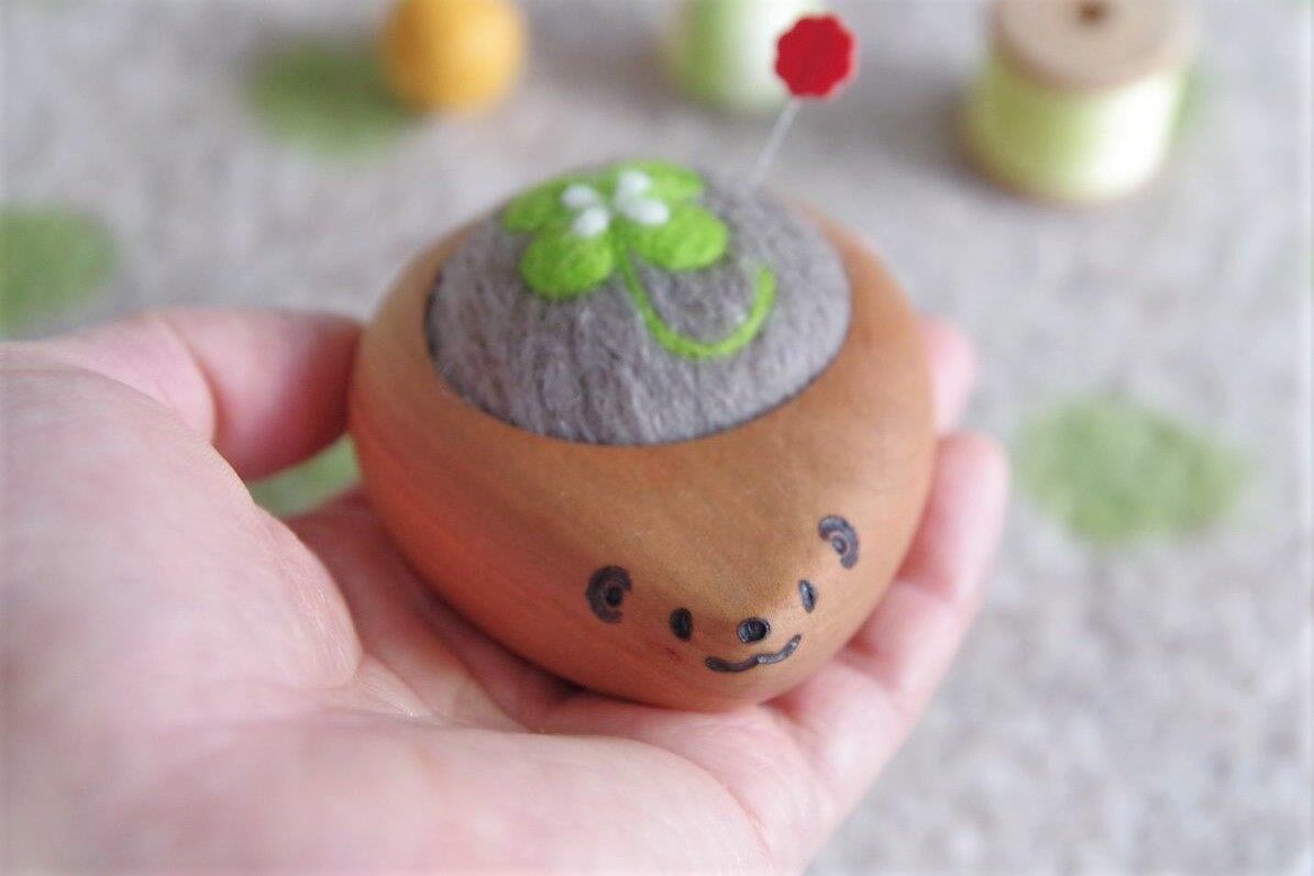 ハリネズミの羊毛ピンクッション 【針山】 四つ葉のクローバー | noco