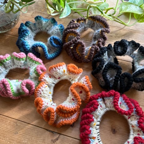 11013. ハンドメイドシュシュ 苺のシュシュ（小さめ ✻ 1重レース） | iichi 日々の暮らしを