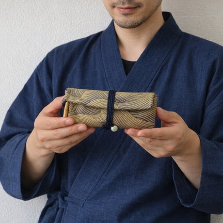 京都　特別仕様　道中財布　正絹（シルク）紺地製　「波　金ぼかし」　鯉紋様
