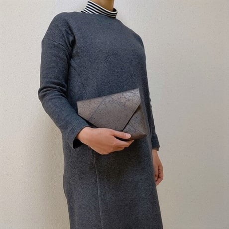 京都　数寄屋袋　クラッチバッグ　正絹紬紺地製　「焼箔黒箔」　真綿箔加工