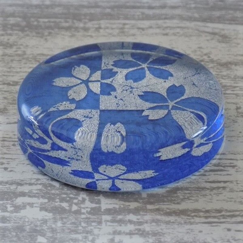 京都 金彩ガラス ペーパーウェイト 「桜・ブルー」 | Huduru Craft