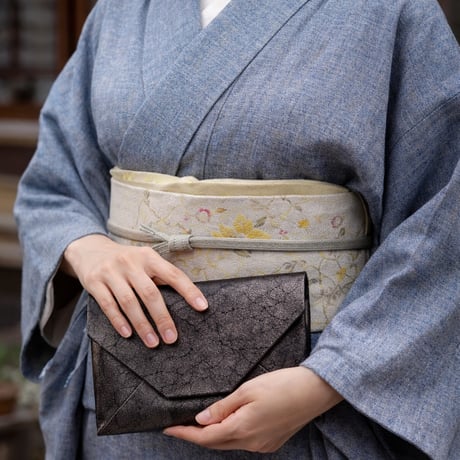 京都　数寄屋袋　クラッチバッグ　正絹紬紺地製　「焼箔黒箔」　真綿箔加工