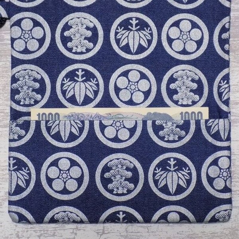 ヴィンテージ 純銀製　松竹梅　香合　小物入れ 純銀服部製 刻印有り　家紋入り ヴィンテージ 純銀製 松竹梅 香合 小物入れ 純銀服部製 刻印有り 家紋入り