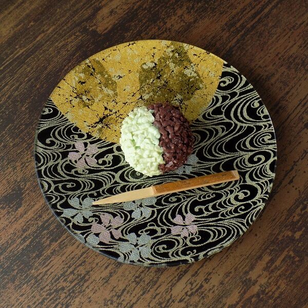 京都の風景の飾り皿 京都 ガラス製飾り皿 金彩ガラス皿 「月に桜・流水」 丸形