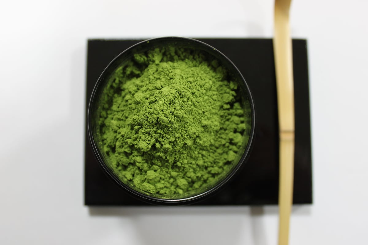 中国古玩　陰刻草花文抹茶茶碗【桐箱付】13.5cm6.5cm 中国古玩 陰刻草花文抹茶茶碗【桐箱付】13.5cm6.5cm 中国古玩 陰刻