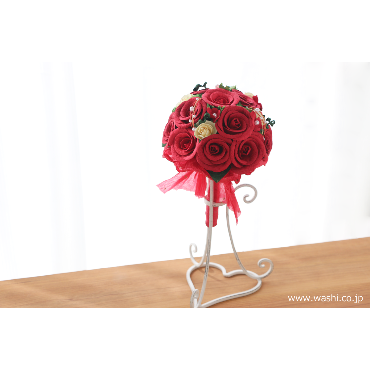 【受注生産】赤と白の折り紙フラワーブーケ マム バラ 正月 紅白 和モダン 水引 即日発送可】和紙ラウンドブーケ・赤（商品番号：bouquet-002r