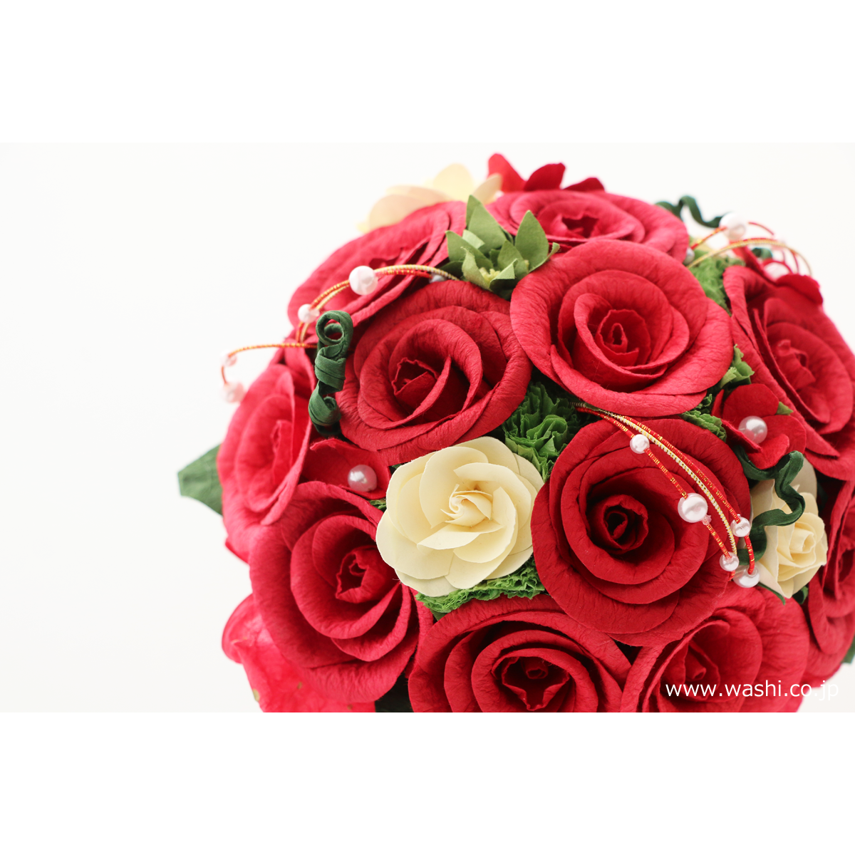 【受注生産】赤と白の折り紙フラワーブーケ マム バラ 正月 紅白 和モダン 水引 即日発送可】和紙ラウンドブーケ・赤（商品番号：bouquet-002r
