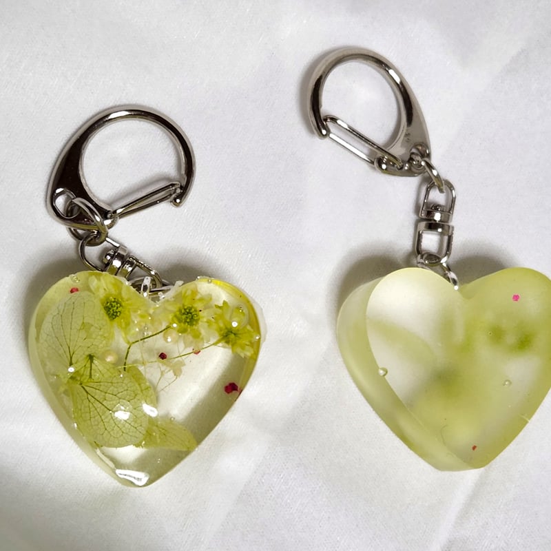 固まるハーバリウム グリーンのハートキーホルダー | motoflower