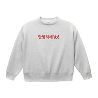 안녕하세YO! プリントのビッグシルエットスウェット（裏パイル）アッシュグレーボディー×レッドプリント