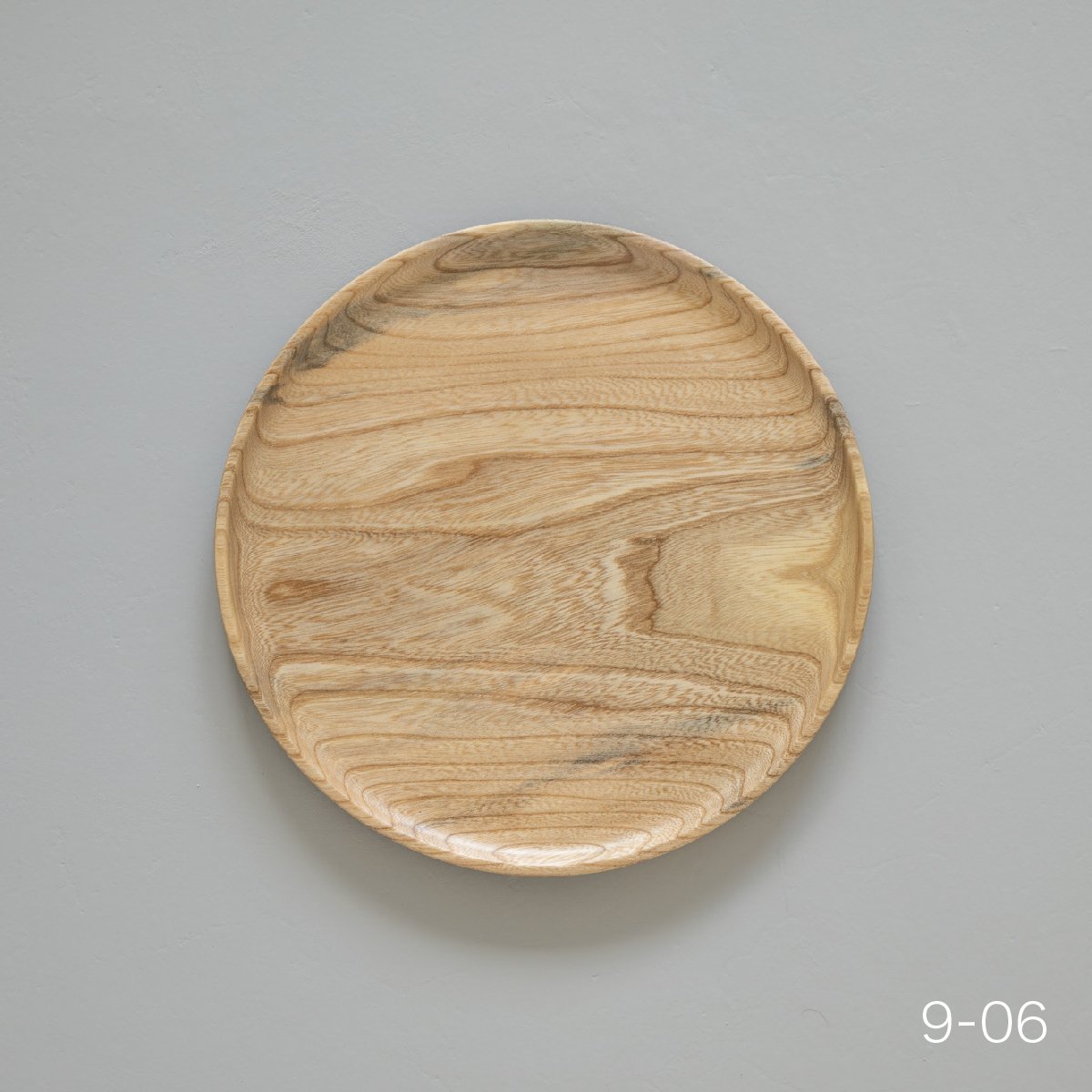 アイヌ彫り9寸丸盆 9寸のイタ（お盆・丸盆）です。 ・材 桂 #二風谷イタ #イタ