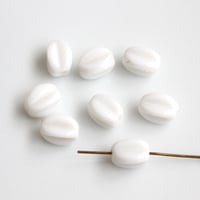4ラインのナツメガラスビーズ9㎜（ホワイト）8個　チェコヴィンテージ 306