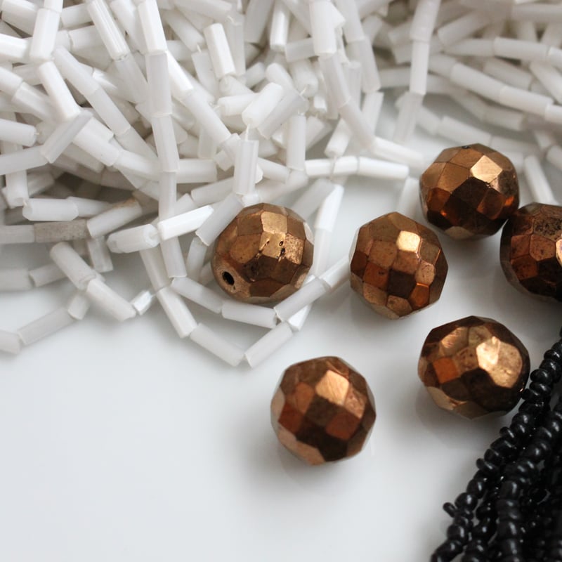 アンティーク六角サテンビーズ 竹ビーズ Ø2㎜（ﾎﾜｲﾄ） 1920年代